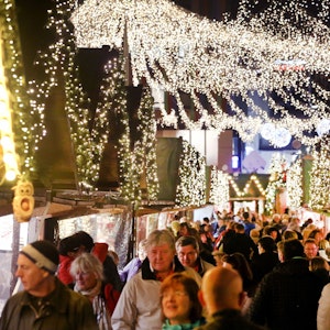 Der hell erleuchtete Essener Weihnachtsmarkt am 23. November 2017.
