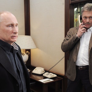 Dmitri Peskow (rechts) an der Seite des damaligen Präsidentschaftskandidaten Wladimir Putin, aufgenommen am 04. März 2012. Jetzt wurde Peskows Sohn angerufen.