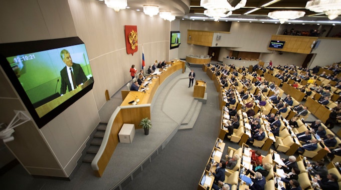 Wjatscheslaw Wolodin, Sprecher der Staatsduma, ist auf einem großen Bildschirm zu sehen.