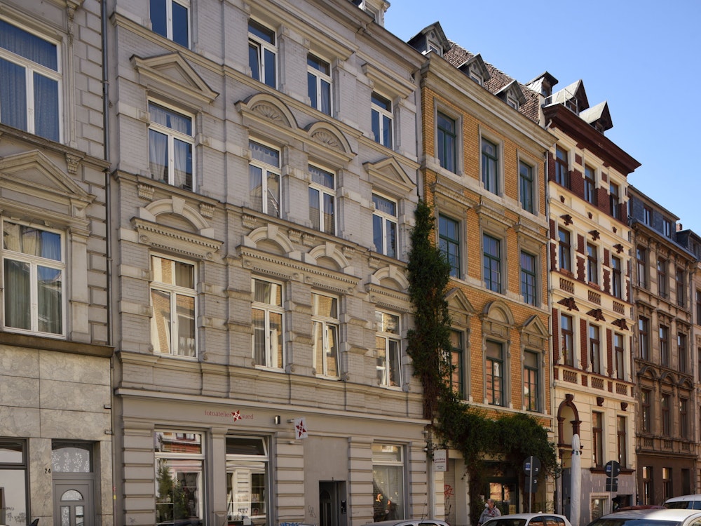 Wohnhäuser mit historischer Fassade in der Kölner Südstadt.