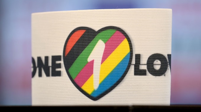 Die Kapitänsbinde mit einem bunten Herz und dem Slogan „One Love“, vorgestellt am 21. September 2022.
