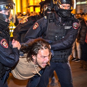 Polizeibeamte nehmen am 21. September in Moskau einen Mann fest, nachdem er an Protesten gegen die vom russischen Präsidenten angekündigte Teilmobilisierung teilgenommen hatte. Bei Demonstrationen in ganz Russland wurden mehr als 1.300 Menschen festgenommen.