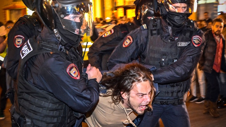 Polizeibeamte nehmen am 21. September in Moskau einen Mann fest, nachdem er an Protesten gegen die vom russischen Präsidenten angekündigte Teilmobilisierung teilgenommen hatte. Bei Demonstrationen in ganz Russland wurden mehr als 1.300 Menschen festgenommen.