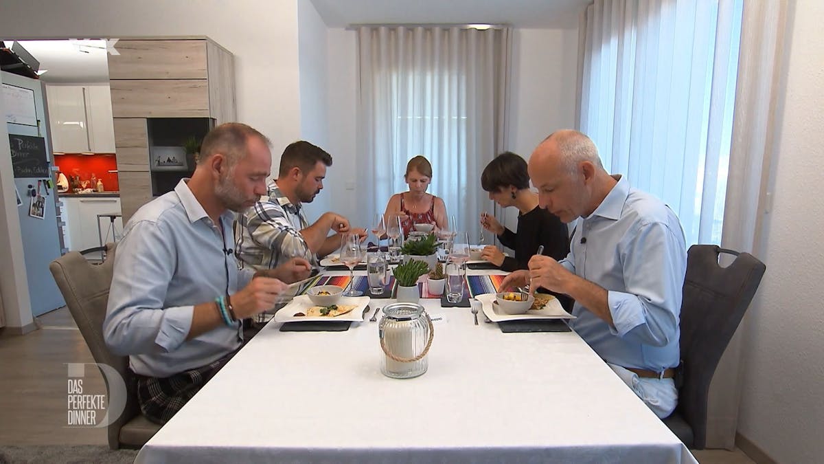Oliver, Lars, Gastgeberin Sandra, Johanna und Alexander sitzen gemeinsam am Tisch.&nbsp;