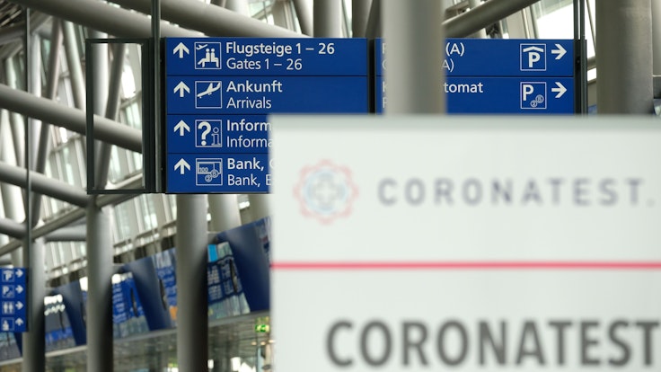 Das undatierte Symbolbild zeigt ein Schild mit der Aufschrift „Coronatest“ im Terminal vom Flughafen Leipzig-Halle.