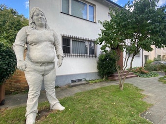 Die Skulptur von Vivi steht im Kölner Stadtteil Nippes und ist 3,04 Meter groß.