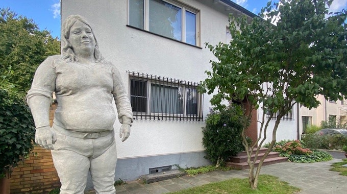 Die Skulptur von Vivi steht im Kölner Stadtteil Nippes und ist 3,04 Meter groß.