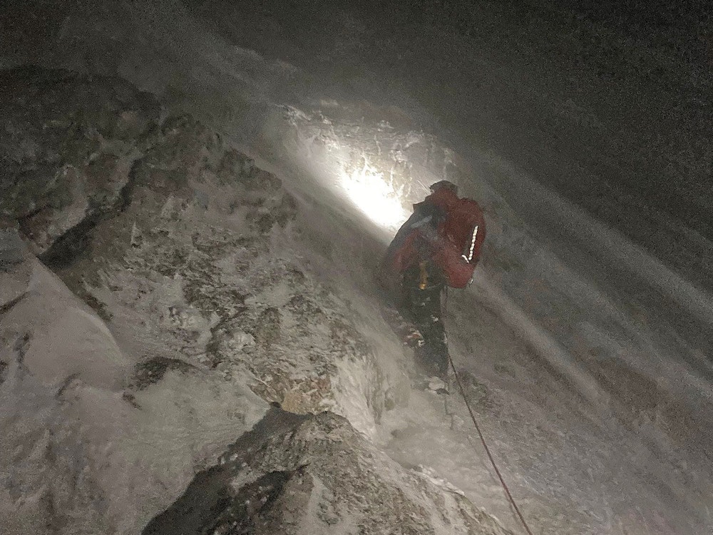 Rettungskräfte der Bergwacht suchen am Hochkalter nach dem vermissten Wanderer. Das Bild wurde am Samstag (17. September 2022) aufgenommen.