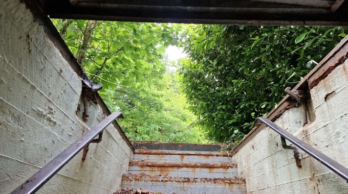 Eine Treppe des Bunkers, die nach oben führt.