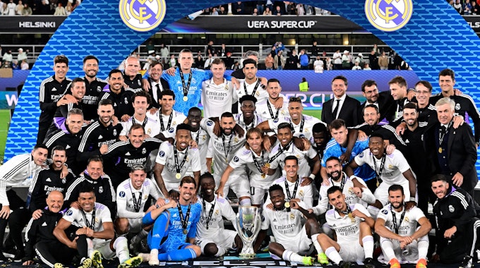 Die Mannschaft von Real Madrid posiert für die Fotografen mit dem Supercup-Pokal.