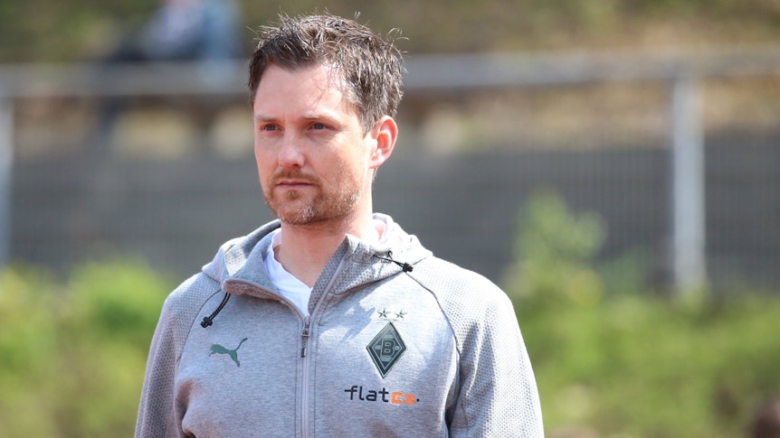 Mirko Sandmoller, head of the youth department of Bundesliga club Borussia Mönchengladbach.  He can be seen in this photo on April 23, 2022 at the Reidter Grenzlandstadion.  Sandmoller wears a gray training jacket.