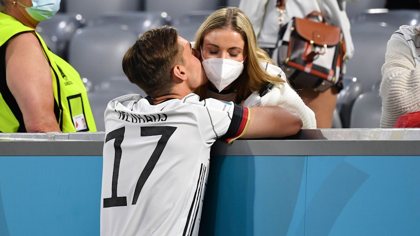 Florian Neuhaus von Borussia Mönchengladbach küsst seine Freundin Aline Restle nachdem Spiel der deutschen Nationalmannschaft gegen Frankreich am 11. Juni 2021 in München.