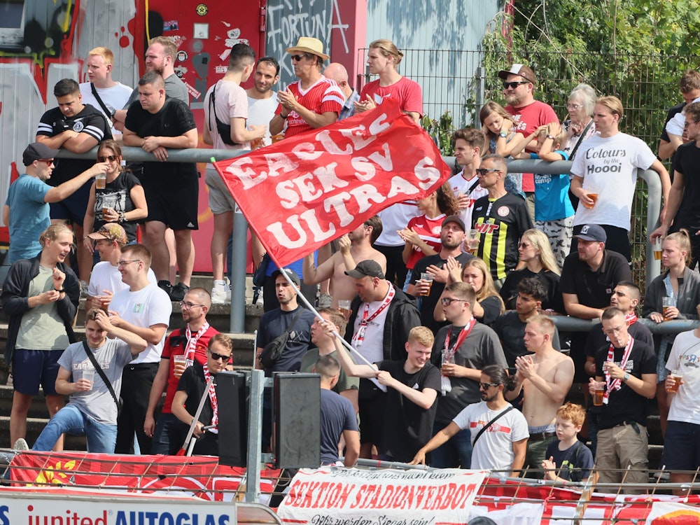 Fortuna-Fans unterstützen ihre Mannschaft in Köln.