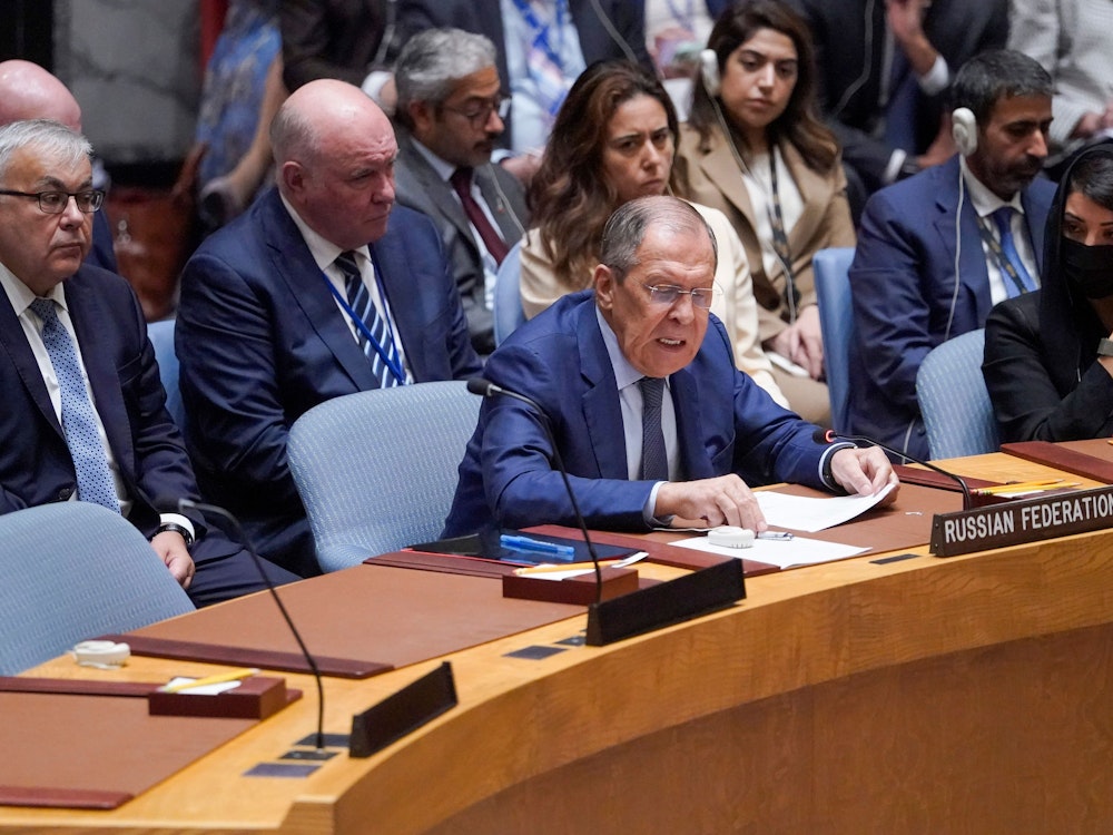 Donnerstag, 22. September: Russlands Außenminister Sergej Lawrow hat nach seiner Rede vor dem UN-Sicherheitsrat den Saal direkt wieder verlassen. Lawrow war zuvor knapp 90 Minuten zu spät zu dem Treffen des mächtigsten UN-Gremiums zum Ukraine-Krieg mit zahlreichen Außenministerinnen und Außenministern gekommen.