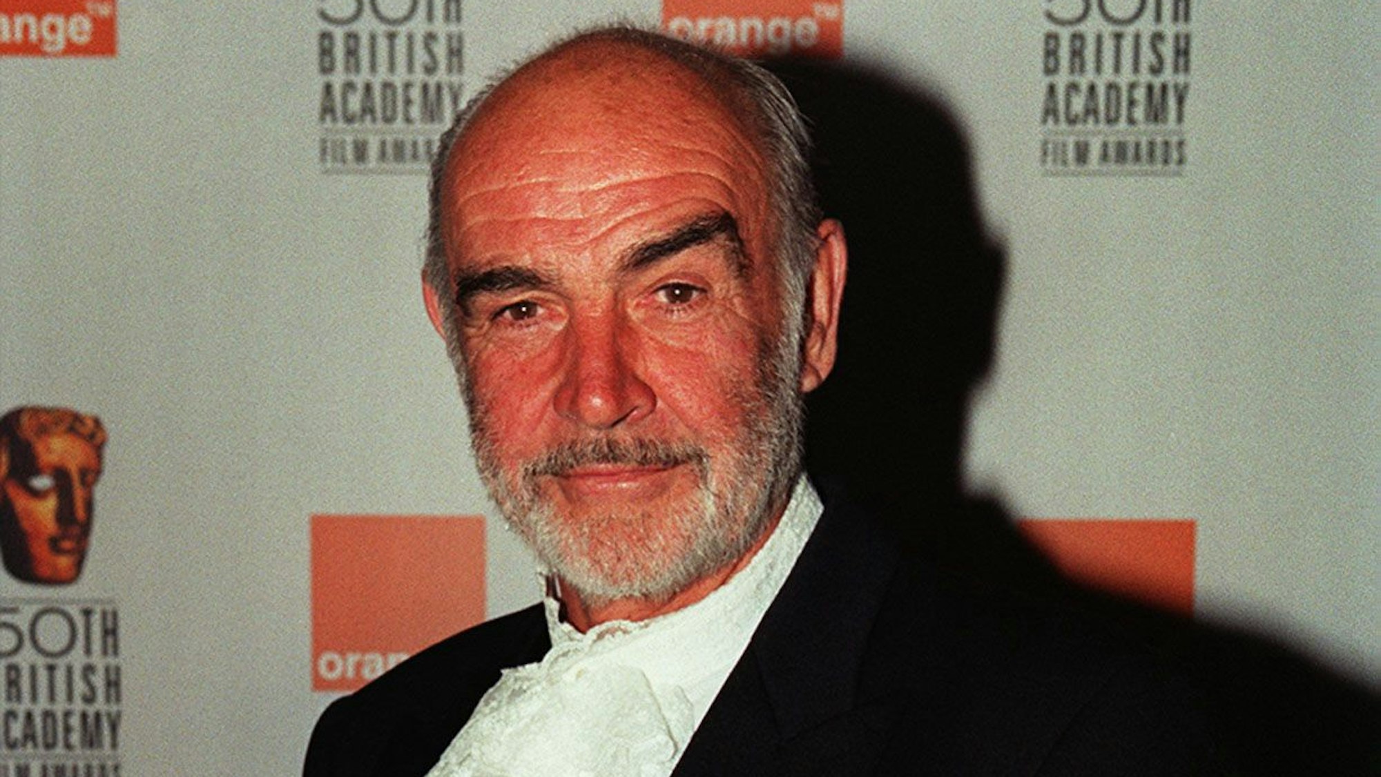 Sean Connery posiert bei den 50. Bafta Awards in London für die Kameras.