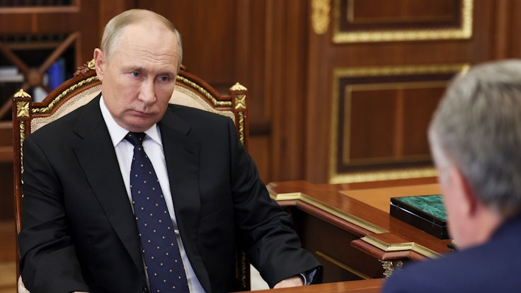Kremlchef Putin lässt in den besetzten Gebieten Scheinreferenden durchführen und hat eine Teilmobilmachung der Streitkräfte verkündet. Hier ist er am 22. September zusammen mit Vitaly Mutko, dem Vorstandsvorsitzenden von DOM.RF, im Kreml zu sehen.