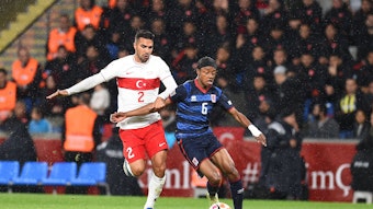 Yvandro Borges Sanches von Borussia Mönchengladbach (r.) beim Länderspiel mit der luxemburgischen Nationalmannschaft mit der Türkei im Duell mit Zeki Celik (r.).