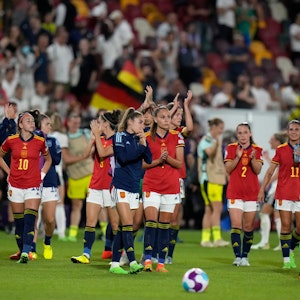 Spaniens Spielerinnen applaudieren nach dem Spiel gegen Deutschland.