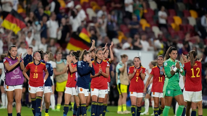 Spaniens Spielerinnen applaudieren nach dem Spiel gegen Deutschland.&nbsp;