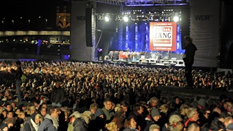 Tausende Menschen stehen auf der Deutzer Werft in Köln vor einer Bühne.