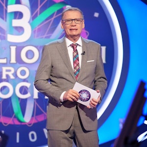 Moderator Günther Jauch steht in der Kulisse der RTL-Quizshow „Wer wird Millionär? Die 3-Millionen-Euro-Woche“.