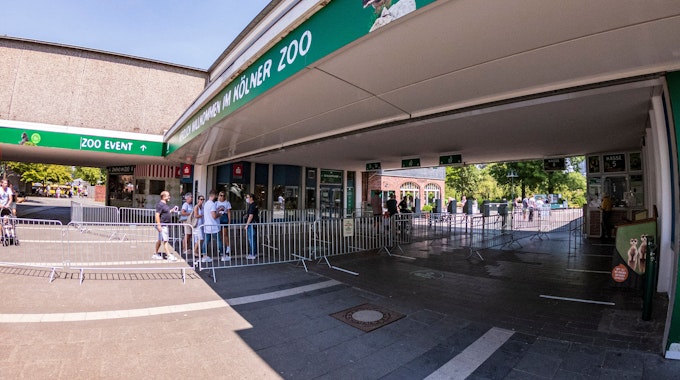 Menschen stehen vor dem Eingang des Kölner Zoos.
