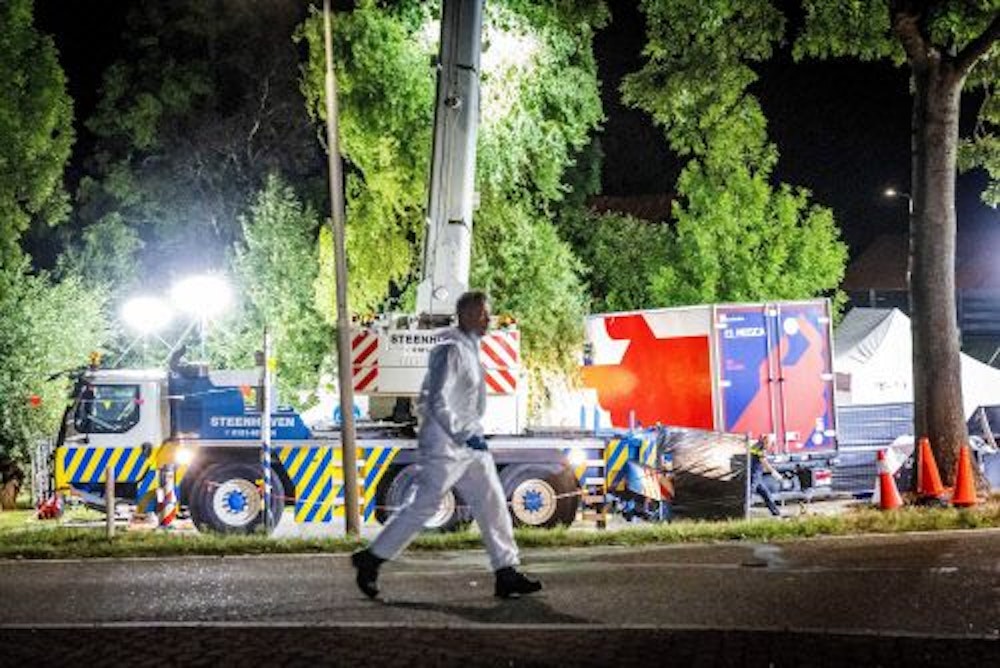 Nieuw-Beijerland in den Niederlanden am 27. August 2022: Rettungskräfte sind am Unfallort im Einsatz.