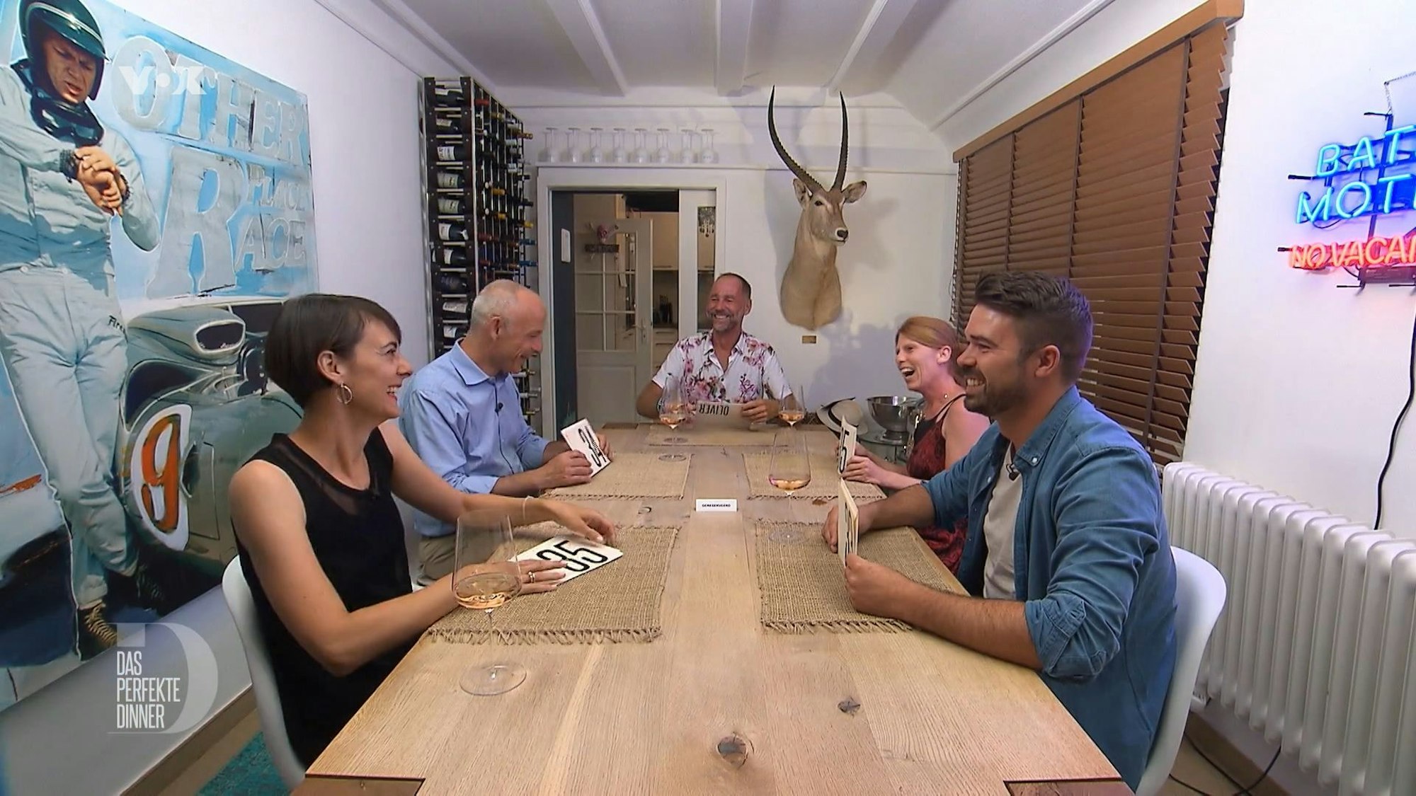 Johanna, Alexander, Gastgeber Oliver, Sandra und Lars sitzen bei „Das perfekte Dinner“ am Tisch.