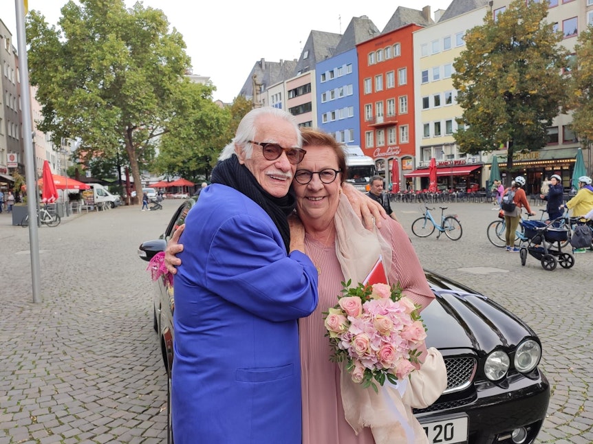 Hans Süper hat in Köln seine Frau Lydia geheiratet. Hier sind die beiden Arm in Arm vor dem Rathaus in Köln zu sehen.