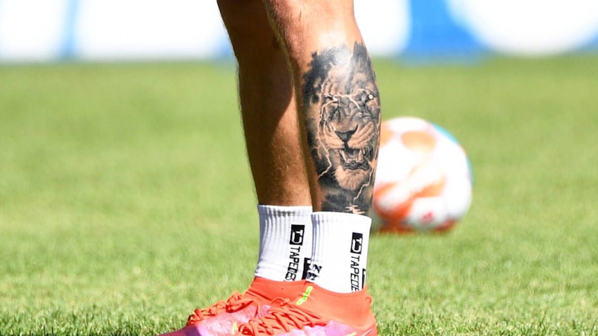 Luca Netz hat einen riesigen Löwen-Kopf auf seiner linken Wade tätowiert. Das Foto zeigt seine Beine am 6. Juli 2021 noch beim Training mit Hertha BSC.