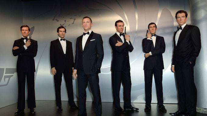 Die Wachsfiguren der Schauspieler Roger Moore (von links), Timothy Dalton, Daniel Craig, Sean Connery, George Lazenby und Pierce Brosnan in der Rolle des James Bond stehen am 4. Oktober 2016 im Madame Tussauds in Berlin.
