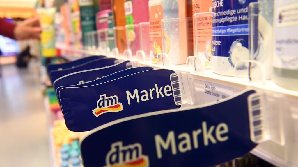 Das Foto zeigt ein Regal mit Produkten in einer Filiale der Drogeriemarktkette dm.