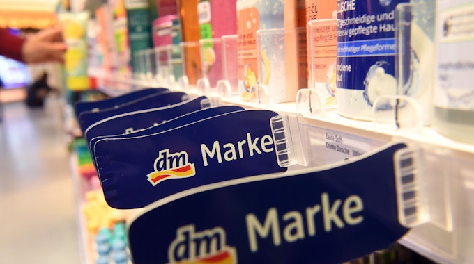 Das Foto zeigt ein Regal mit Produkten in einer Filiale der Drogeriemarktkette dm.