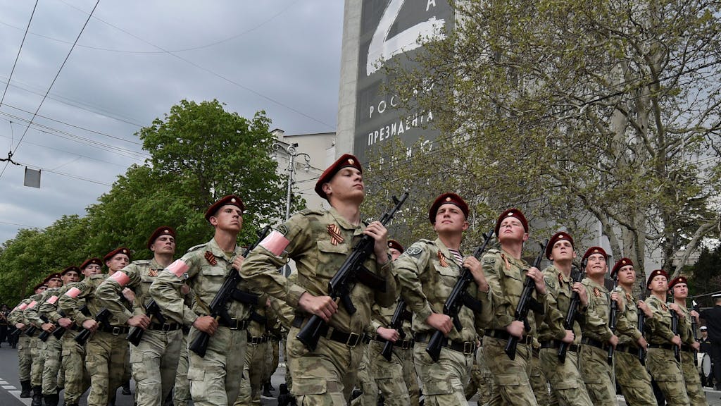 Dieses Archivfoto zeigt russische Soldaten vor einem Gebäude, auf dem der Buchstabe Z zu sehen ist, im Mai 2022 in der ukrainischen Stadt Sewastopol.