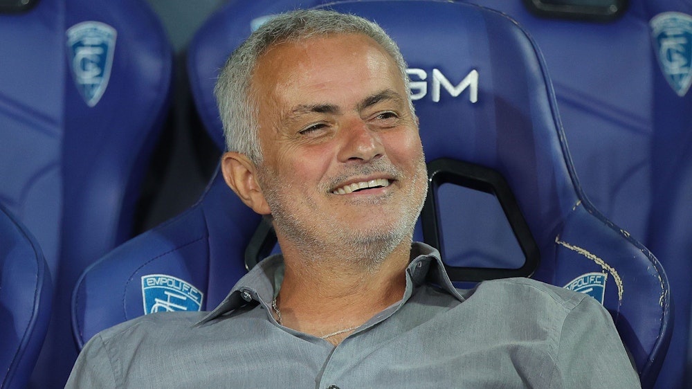 José Mourinho lacht auf der Trainerbank.