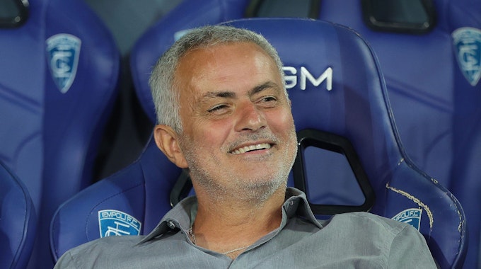 José Mourinho lacht auf der Trainerbank.