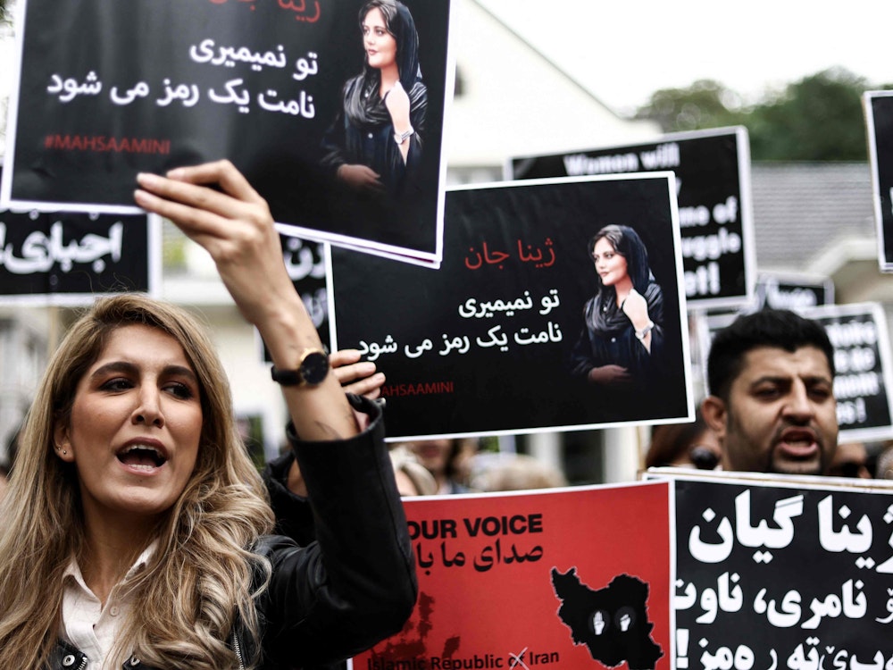 Freitag, 23. September: Bei der gewaltsamen Niederschlagung der Proteste im Iran sind nach Angaben von Menschenrechtsaktivisten bislang mindestens 50 Menschen getötet worden. Ausgelöst wurden die landesweiten Proteste durch den Tod der 22-jährigen Mahsa Amini vor einer Woche. Sie war von der Sittenpolizei festgenommen worden, weil sie das islamische Kopftuch offenbar nicht den strikten Vorschriften entsprechend trug.