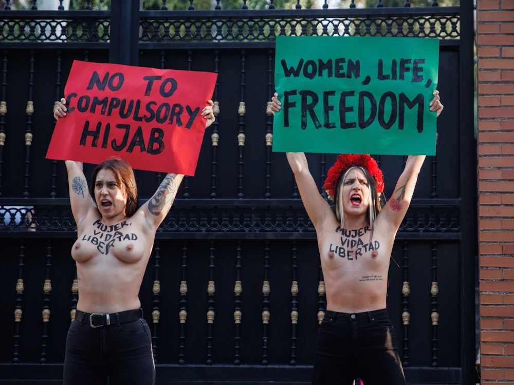 Freitag, 23. September: Zwei Femen-Aktivistinnen mit Plakaten nehmen an einer Kundgebung am Eingang der iranischen Botschaft in Madrid teil. Femen hat sich vor der iranischen Botschaft in Madrid versammelt, um die Frauen in Iran nach dem Tod von Mahsa Amini zu unterstützen.