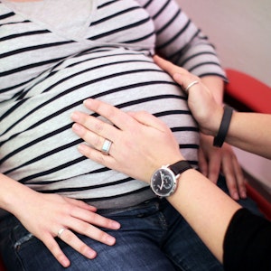 Unser Symbolbild zeigt eine schwangere Frau mit Babybauch.