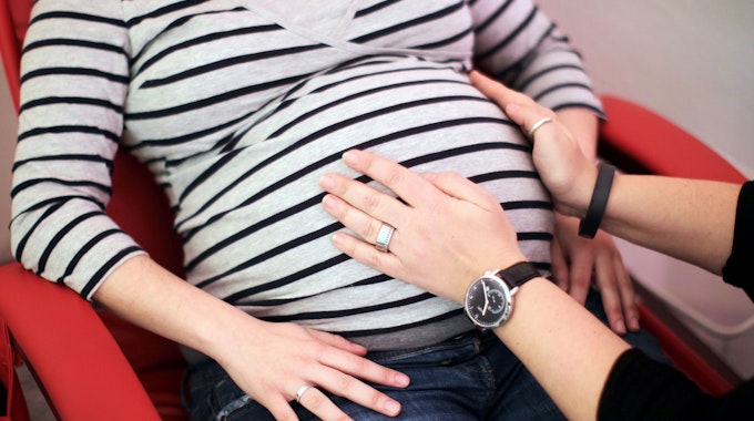 Unser Symbolbild zeigt eine schwangere Frau mit Babybauch.