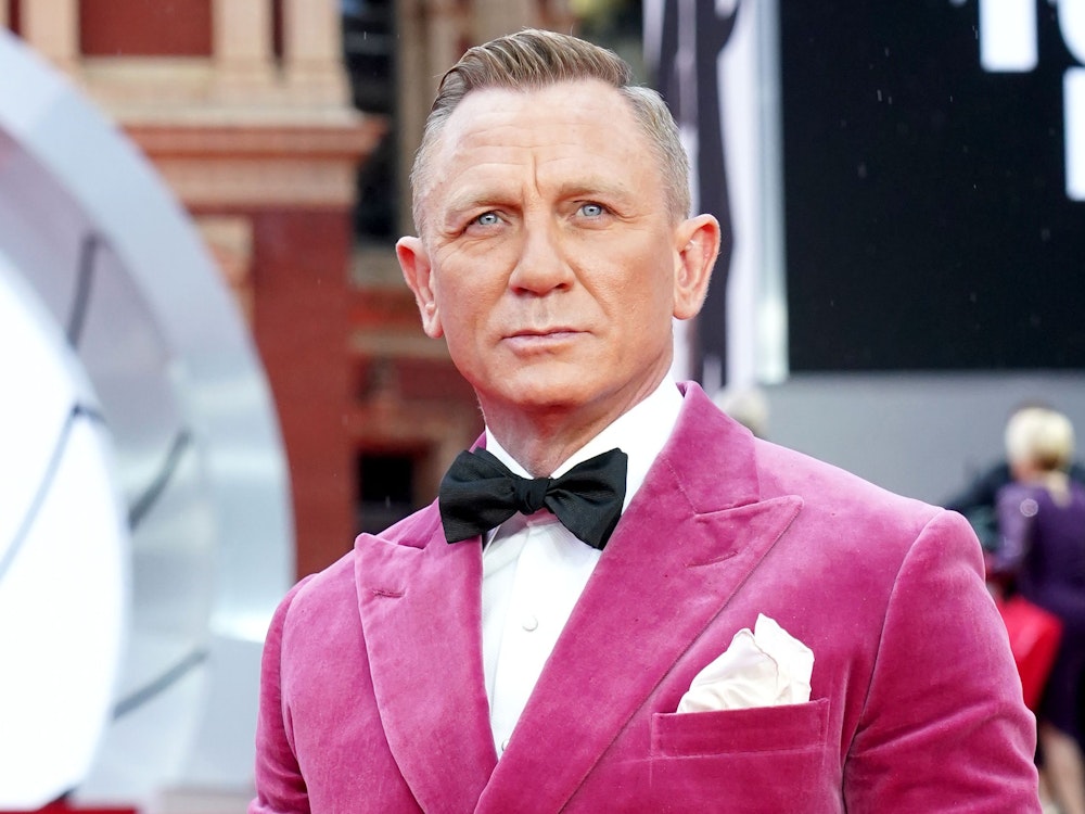 Bond-Darsteller Daniel Craig kommt zur Weltpremiere des neuen James-Bond-Films „No Time To Die“ in die Royal Albert Hall. Er posiert in einem pinken Samtanzug mit weißem Hemd und schwarzer Fliege für die Kameras.