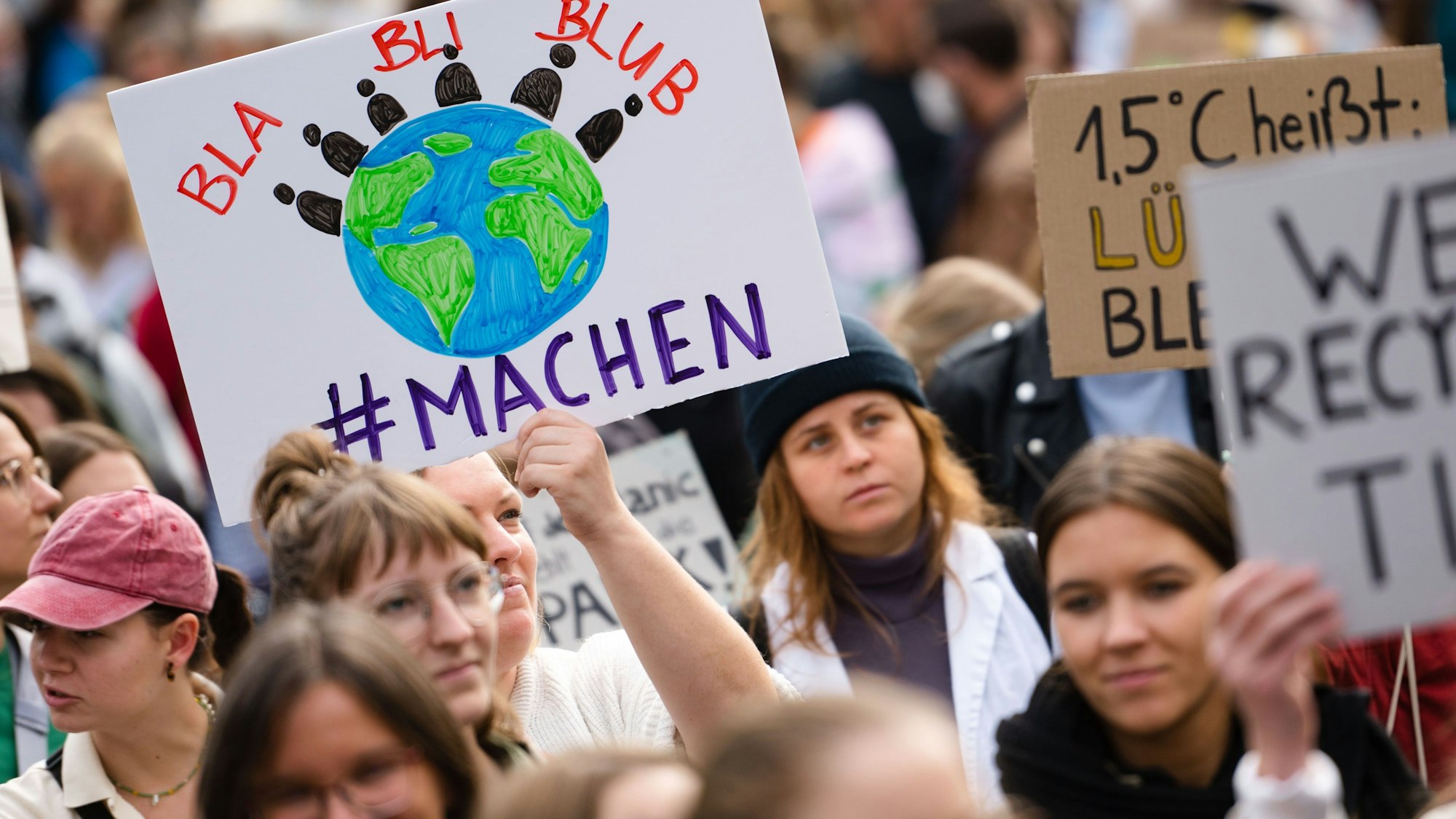 Demonstranten mit Plakaten ziehen beim Klimastreik durch Köln. Die Klimaschutzbewegung Fridays for Future hatte für diesen Freitag zu einem weltweiten Klimastreik aufgerufen.
