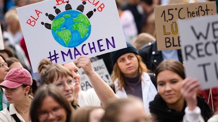 Demonstranten mit Plakaten ziehen beim Klimastreik durch Köln. Die Klimaschutzbewegung Fridays for Future hatte für diesen Freitag zu einem weltweiten Klimastreik aufgerufen.