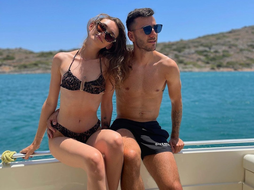 Sargis Adamyan mit seiner Frau Anna auf einem Boot in Urlaub auf Kreta. Das Bild postete der FC-Profi am 25. Juni 2021 auf seinen Instagram-Account @sargis_adamyan