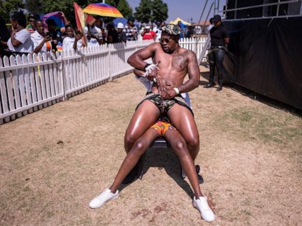 Samstag, 24. September: Männliche Tänzer unterhalten die Besucher beim Soweto Pride Festival im südafrikanischen Johannesburg.