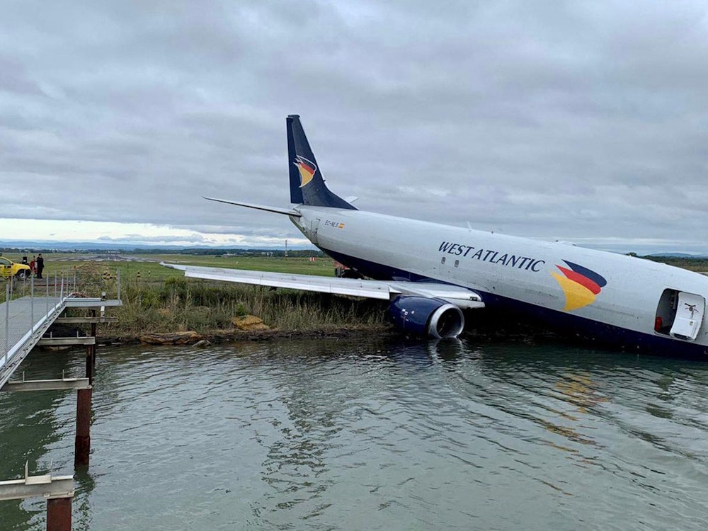 Samstag, 24. September: Schreck am Flughafen: Im französischen Montpellier ist ein Flugzeug über die Landebahn hinausgeschossen und in einen See gerutscht.