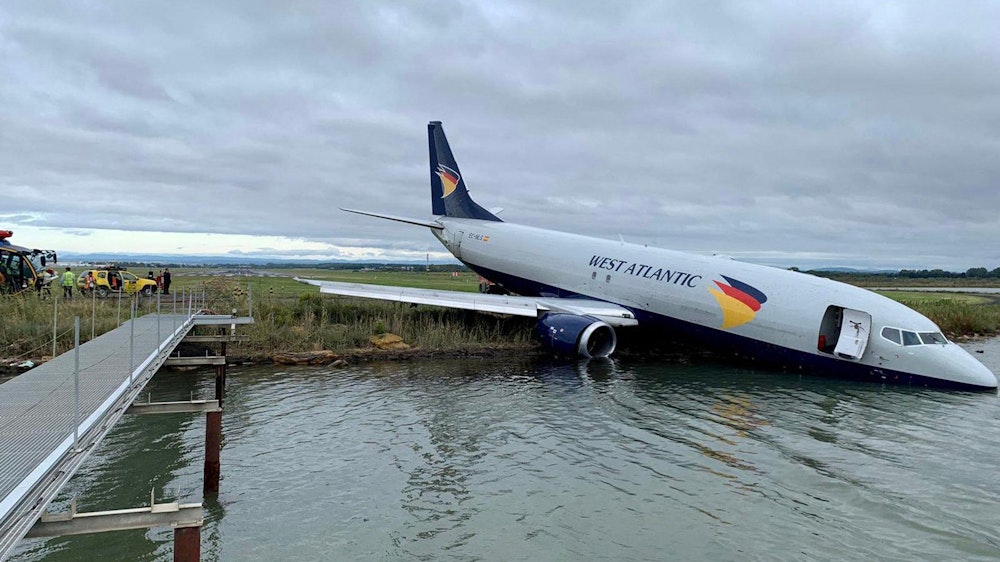 Schreck am Flughafen: Im französischen Montpellier ist ein Flugzeug über die Landebahn hinausgeschossen und in einen See gerutscht