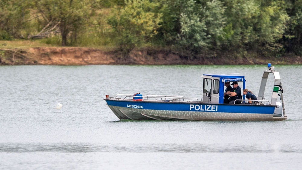 Ein Polizeiboot fährt auf einem Gewässer entlang, wie dieses Symbolfoto aus dem Juli 2022 zeigt.