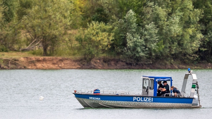 Ein Polizeiboot fährt auf einem Gewässer entlang, wie dieses Symbolfoto aus dem Juli 2022 zeigt.