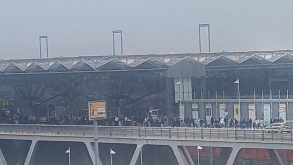 Am Samstag (24. September 2022) gegen 10.10 Uhr reichte die Schlange vor der Sicherheitskontrolle am Flughafen Köln/Bonn wieder bis vor das Terminal.